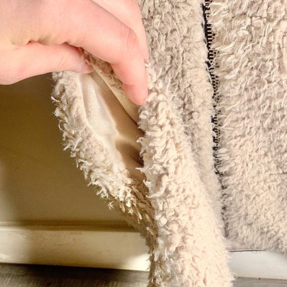 ARITZIA Wilfred Fluffy Cream Vest (Size XXS) - Picture 9 of 13